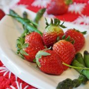 Erfrischender Spargelsalat mit frischen Erdbeeren