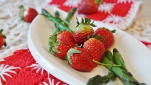 Erfrischender Spargelsalat mit frischen Erdbeeren