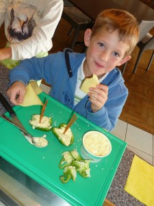 Mit Frischkäse gefüllte Paprika - Rezept für Kinder