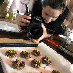 Lisa fotografiert die leckeren zuckerfreien Kekse - ConnyPURE