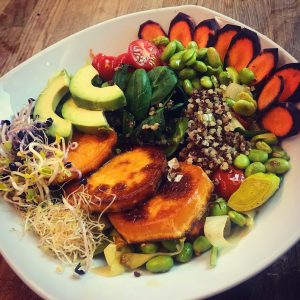 Rezept: Vegane Buddha Bowl mit viel Eiweiß. Ideal für Sportler.