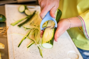 Gemüse mit Spiralschneider oder Julienneschneider abziehen