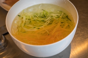Gemüsespaghetti im Eiswasser abschrecken - Rezept