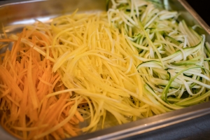 Gemüsespaghetti für Dampfgarer vorbereiten