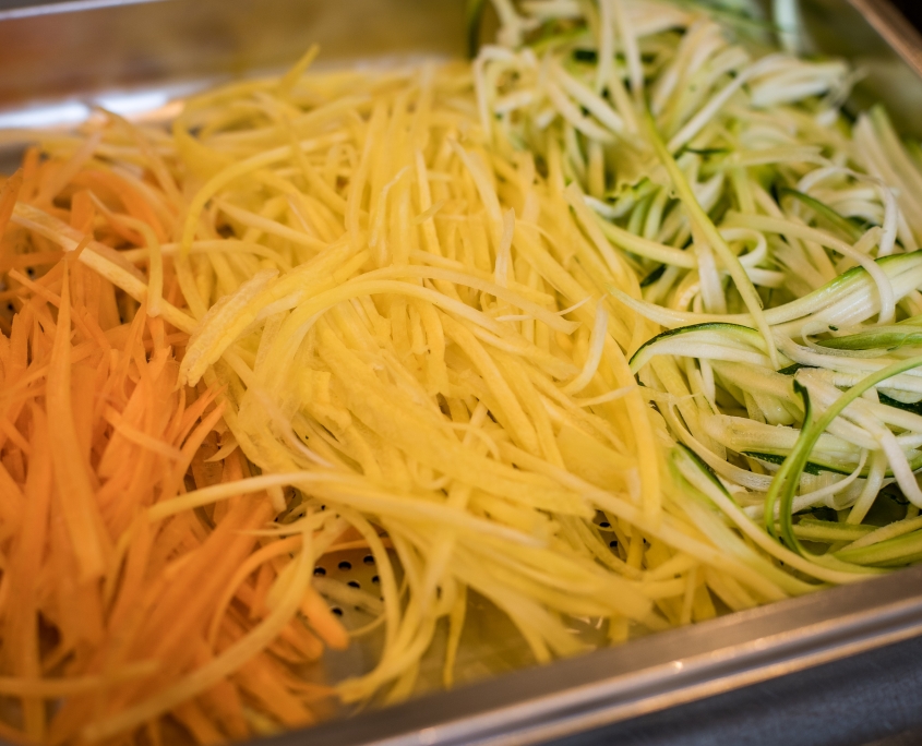 Gemüsespaghetti für Dampfgarer vorbereiten